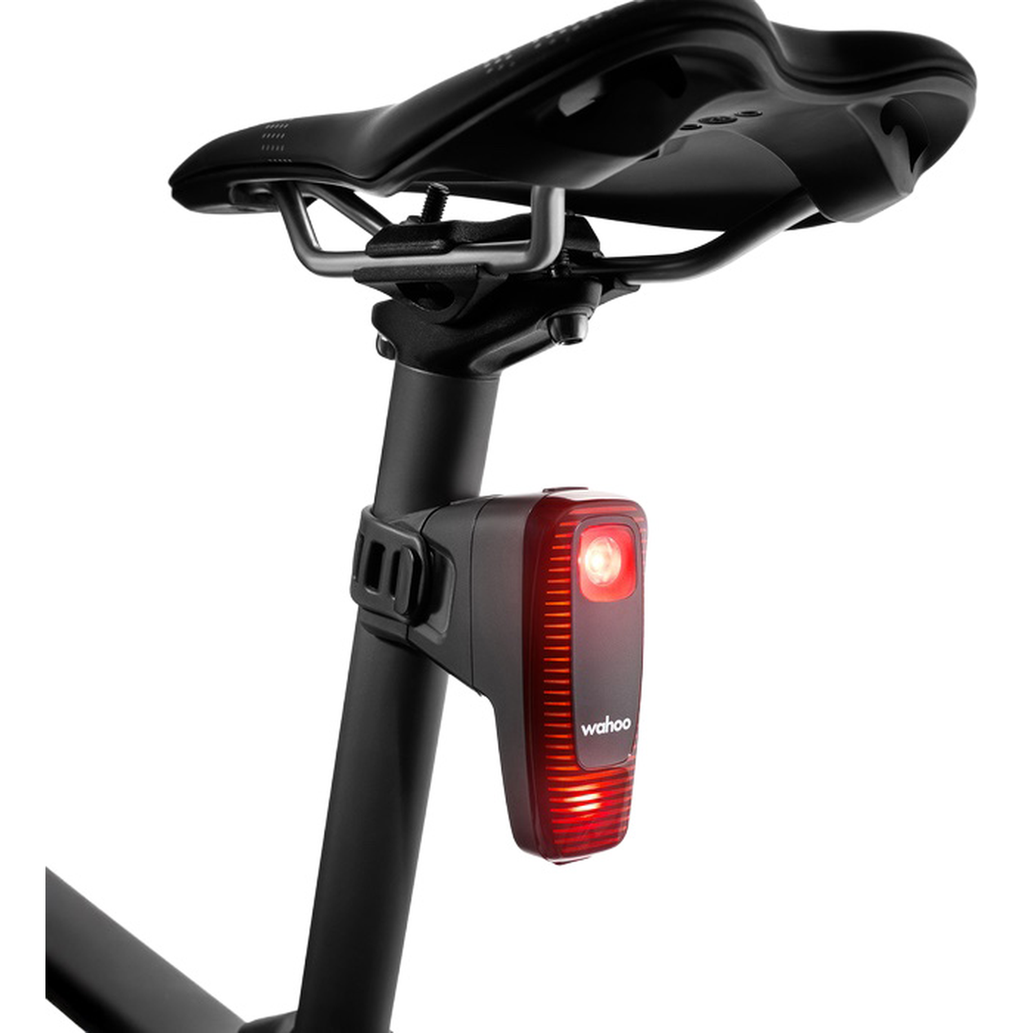 Een rood fietsachterlicht met Wahoo-logo is bevestigd aan een zwarte zadelpen.