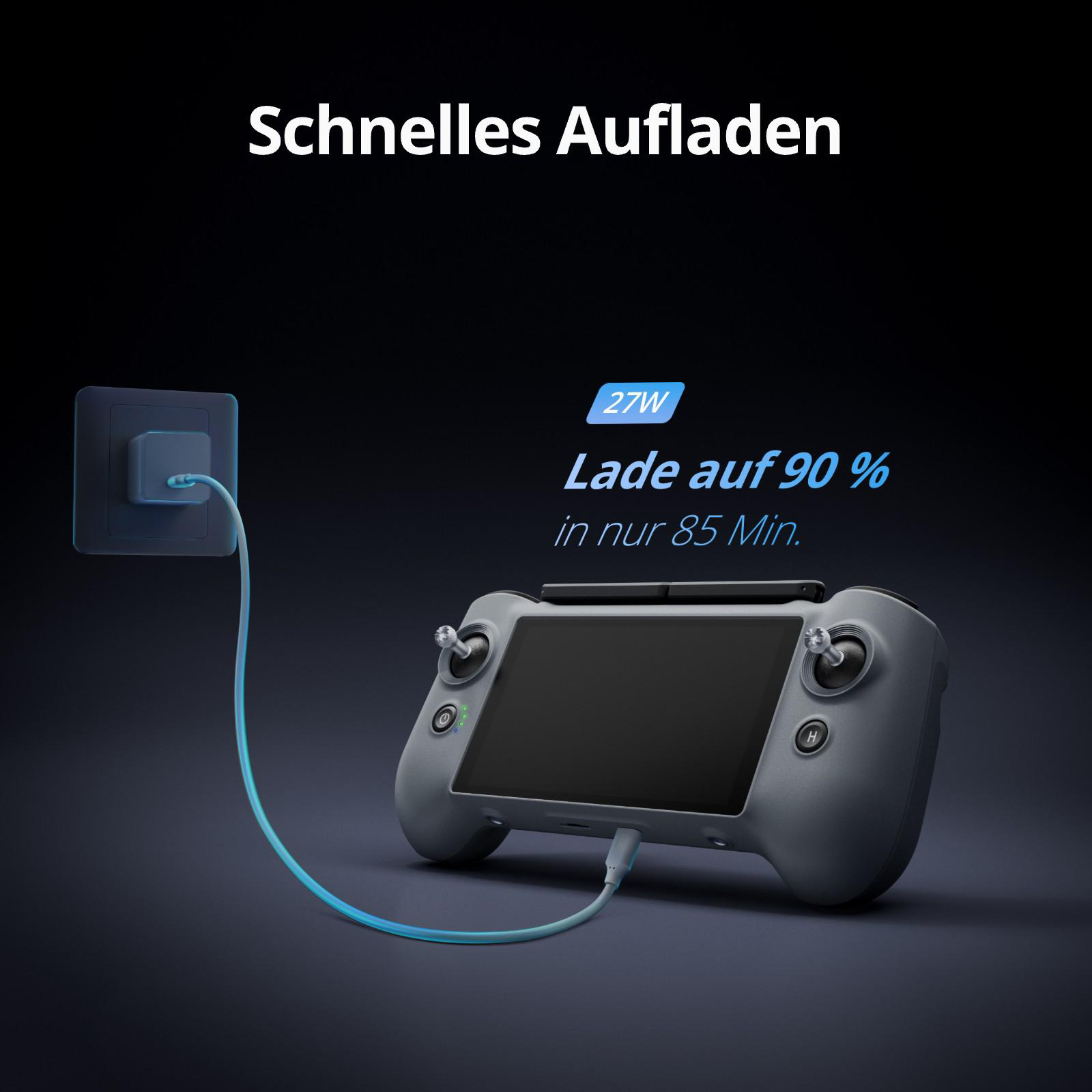 Ein Controller wird mit einem Kabel an eine Steckdose angeschlossen.