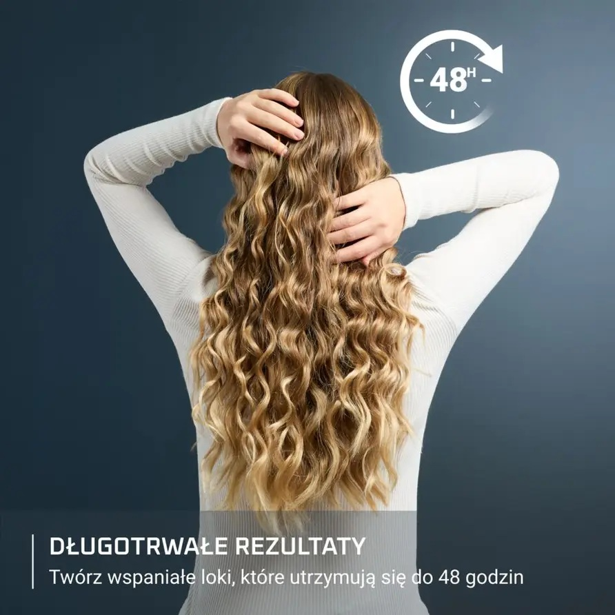 Widok z tyłu kobiety z długimi, kręconymi blond włosami. Widoczny symbol 48h.