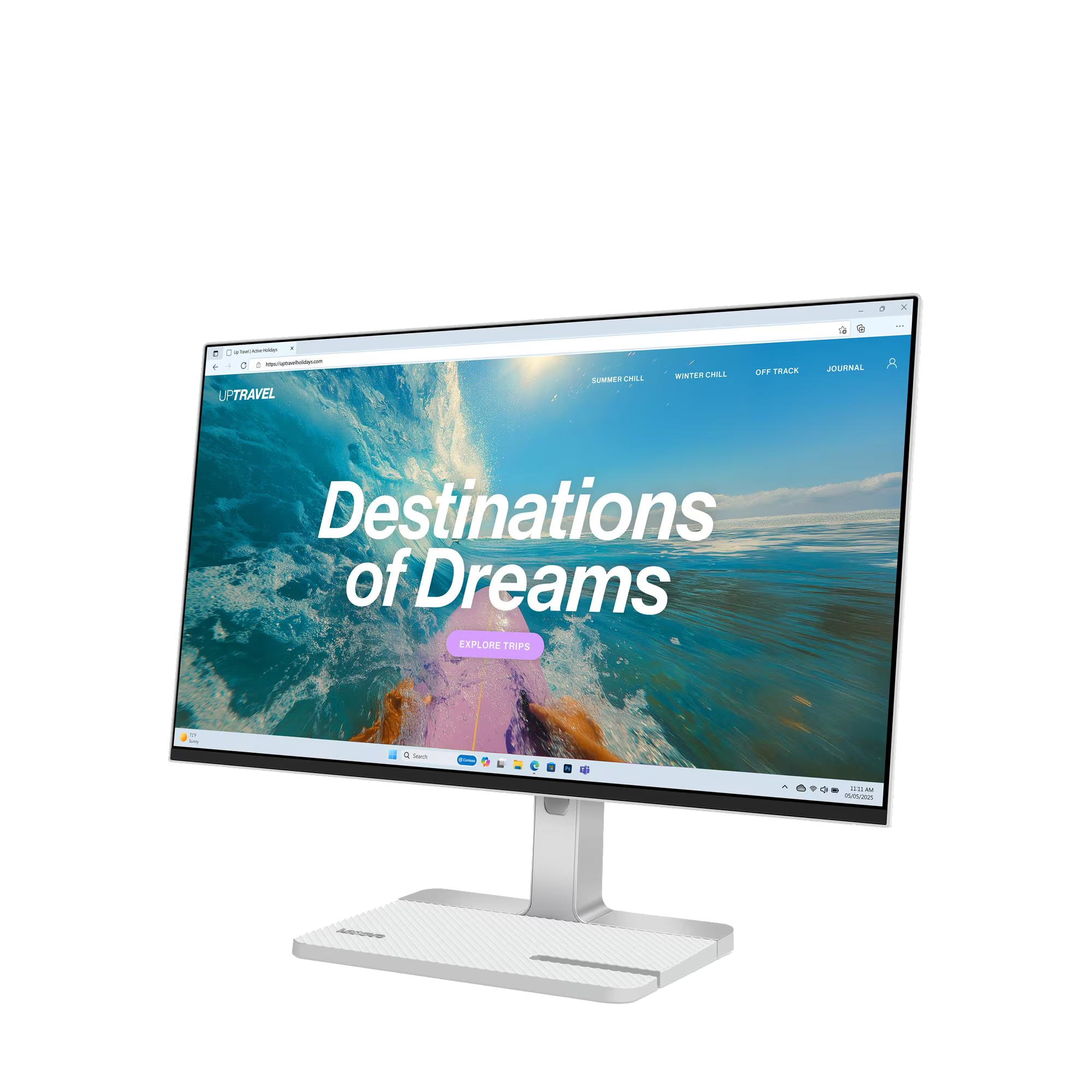 Un monitor de computadora muestra un sitio web con 'Destinations of Dreams' sobre un surfista en olas.