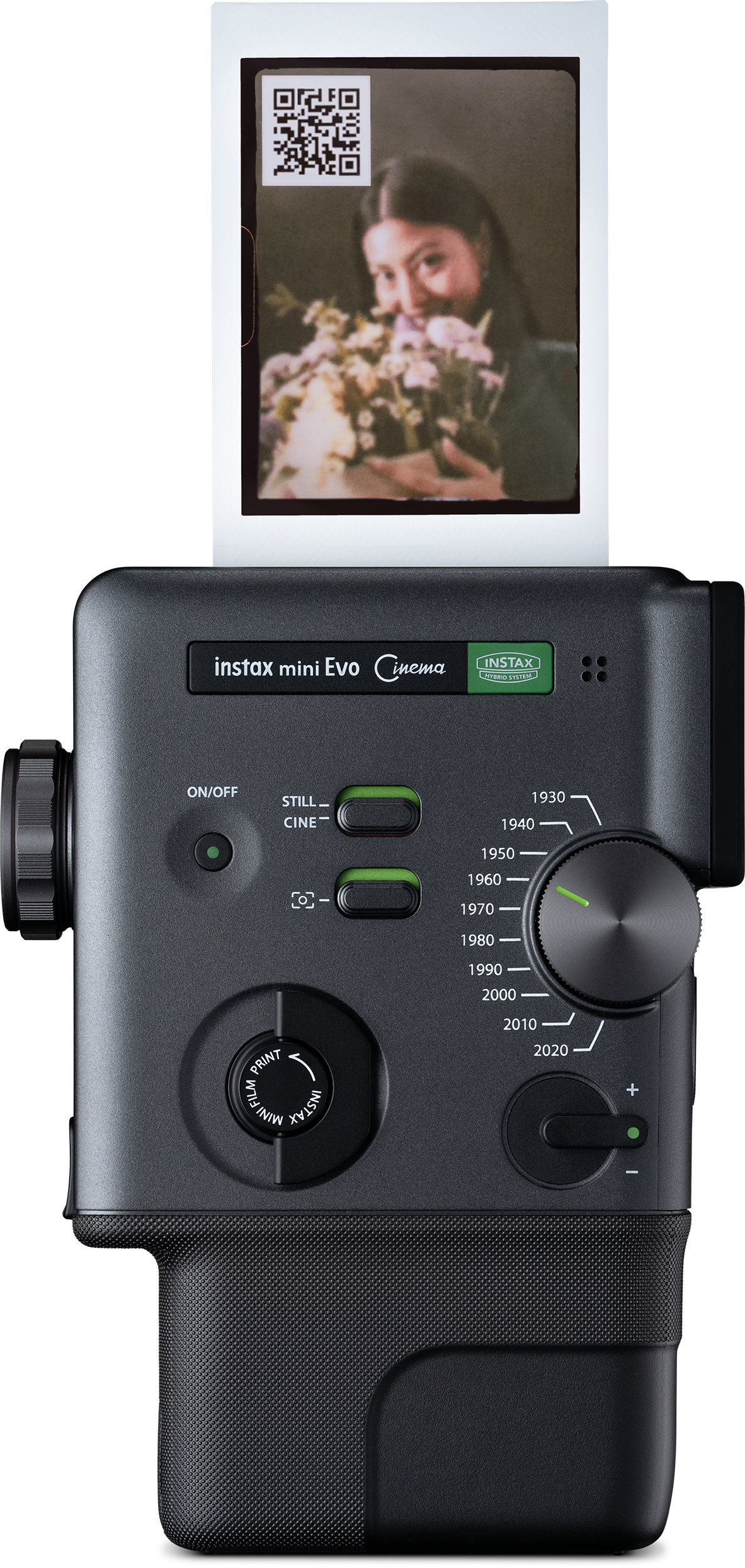 Ein Instax Mini Evo mit gedrucktem Foto einer Frau mit Blumen. Bedienelemente und Datumswahl.
