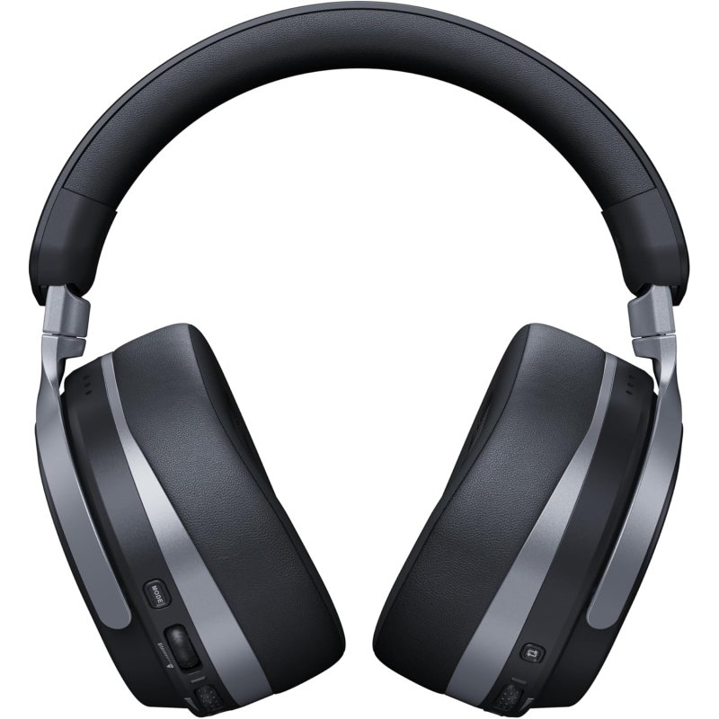 Auriculares negros circumaurales con detalles plateados sobre fondo blanco.
