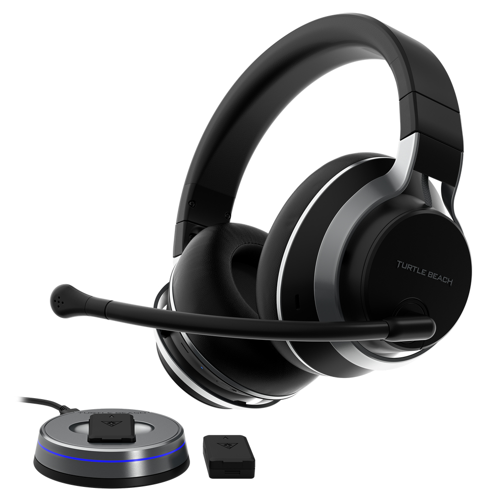 Auriculares negros con micrófono, base de carga y dongle.