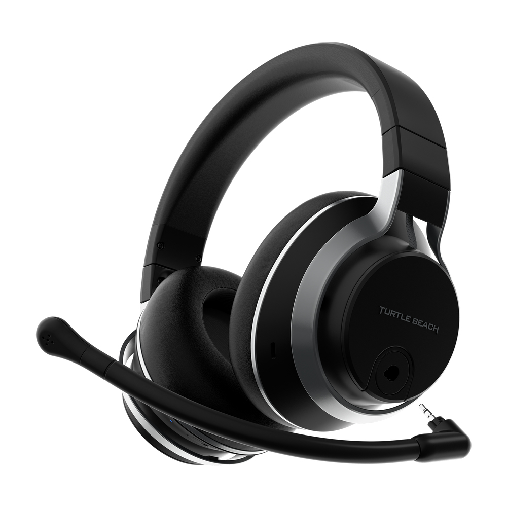 Auriculares negros para juegos con micrófono y detalles plateados, sobre fondo blanco.
