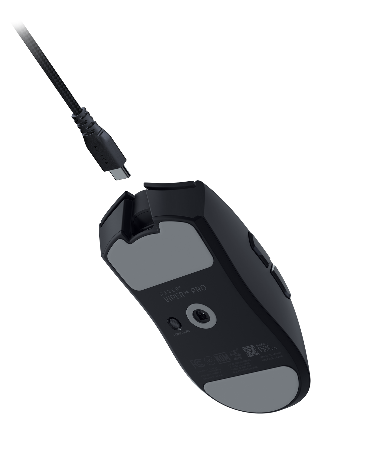 Ratón Razer Viper V4 Pro negro con cable USB-C en proceso de conexión.