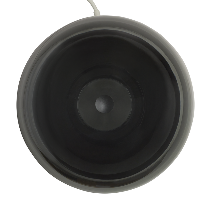 Altavoz gris con cable blanco, visto desde arriba.