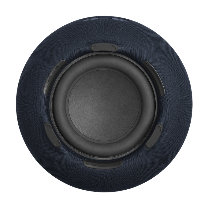 Vista superior de un altavoz redondo azul oscuro con un subwoofer negro en el centro.