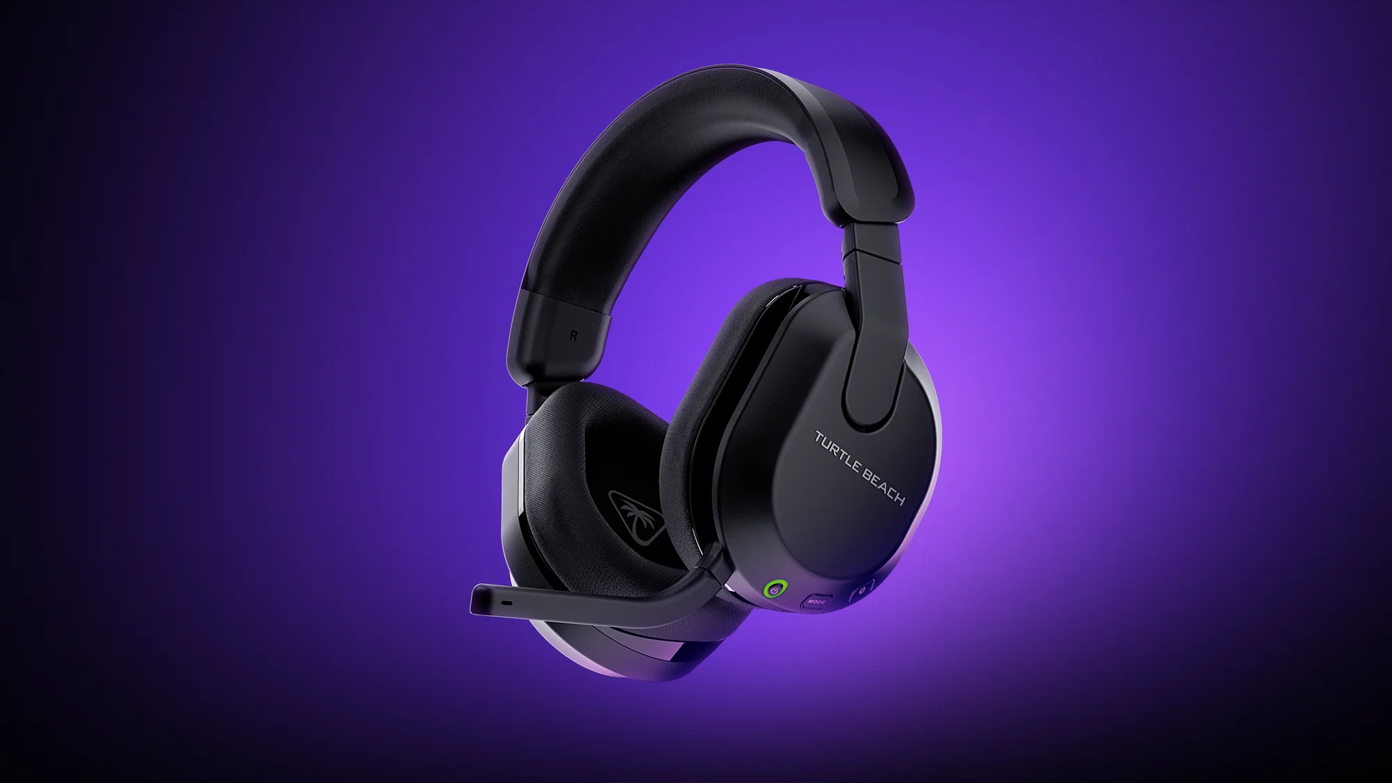 Auriculares Turtle Beach negros con micrófono sobre fondo morado.