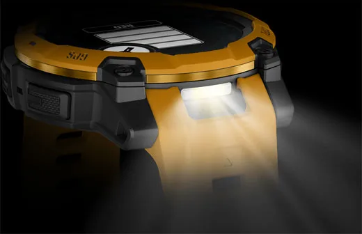 Montre connectée jaune avec bracelet noir émettant de la lumière.