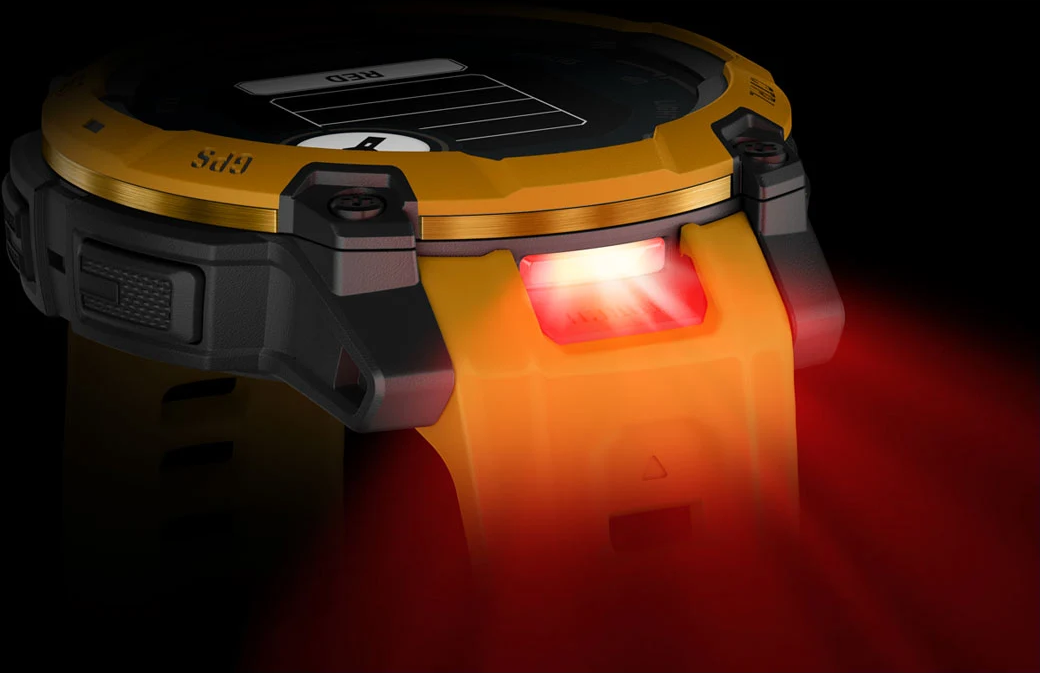 Une montre connectée jaune avec boîtier noir, dotée d'une lumière LED rouge allumée.