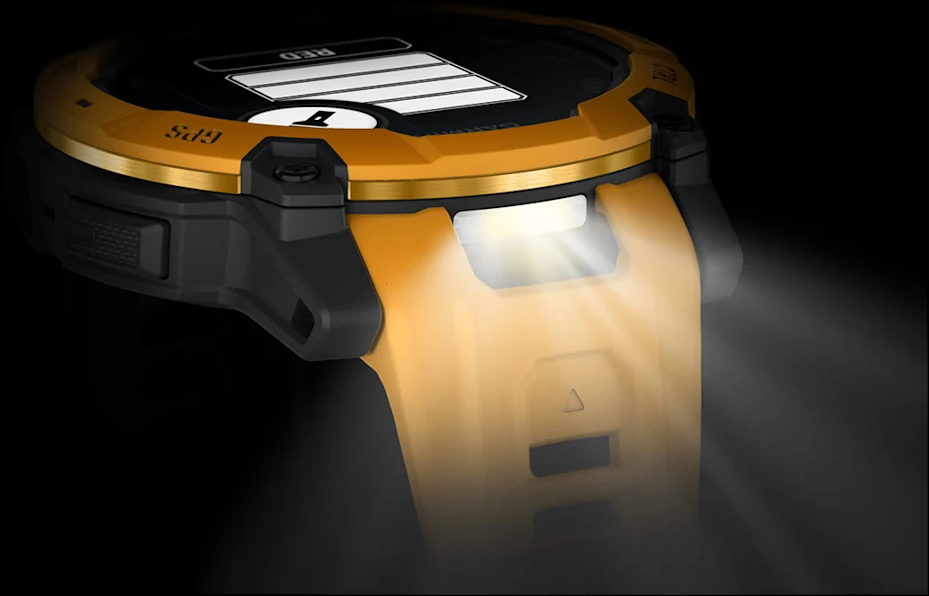 Montre connectée jaune avec écran éclairé et faisceaux lumineux sur fond noir.