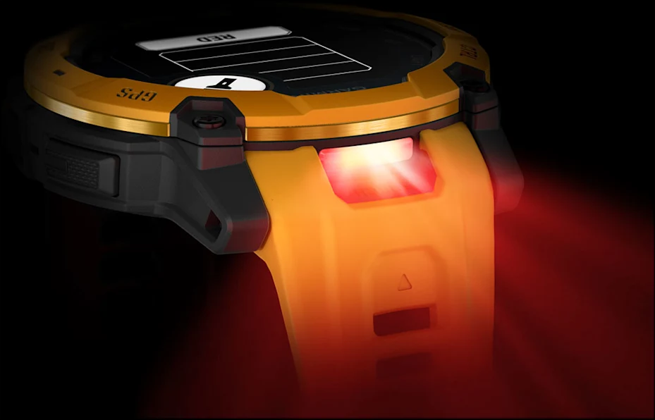 Montre connectée jaune avec une lumière rouge allumée.