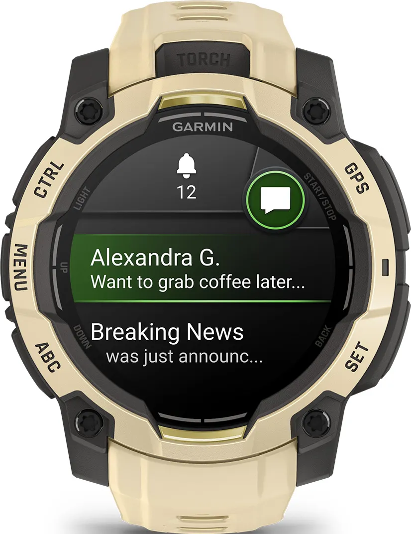 Une montre connectée Garmin dorée affiche des notifications : un message d'Alexandra G. et des actualités.