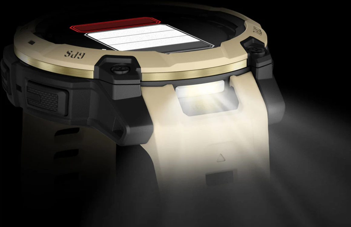 Une montre connectée tactique avec boîtier sable et noir brille de mille feux.