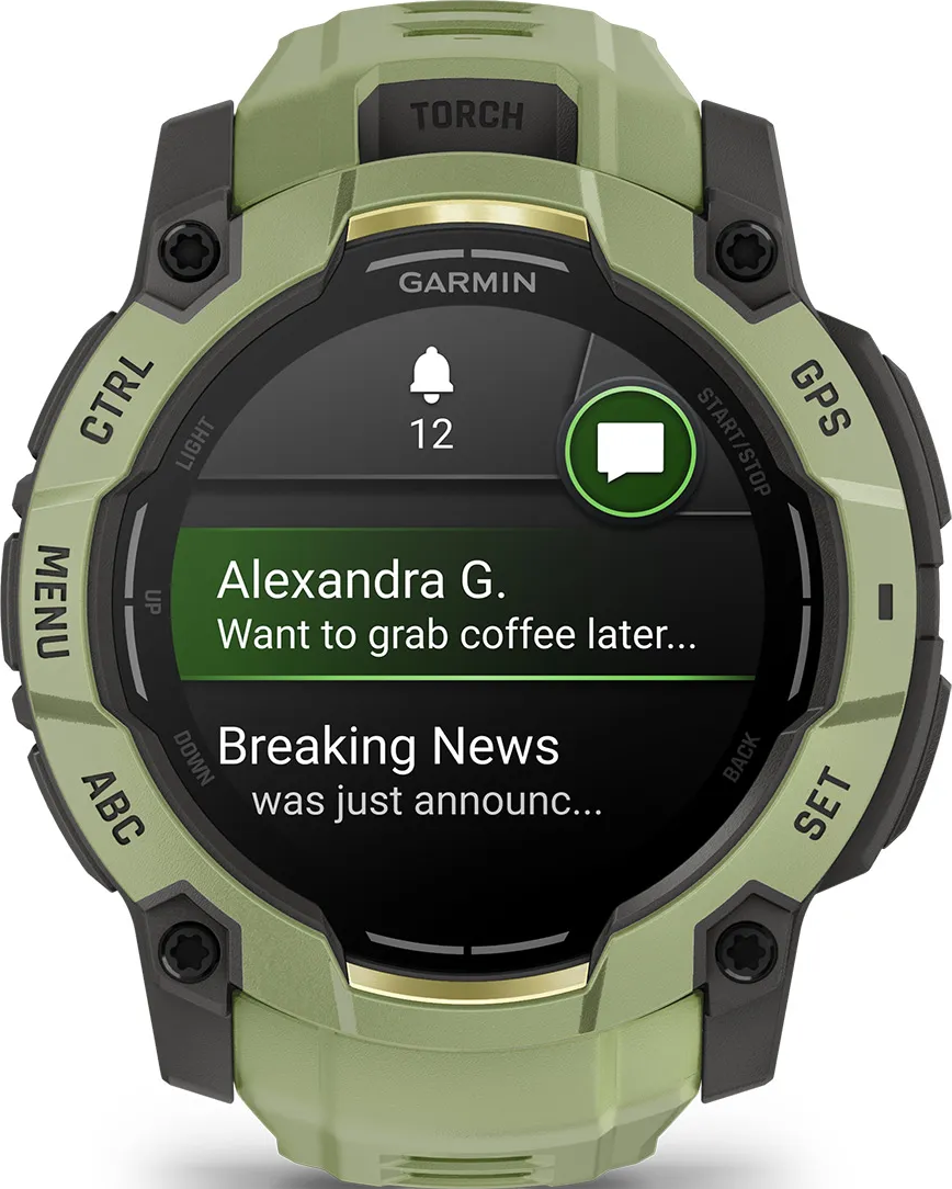 Montre connectée Garmin verte affichant des notifications : "Alexandra G. Envie d'un café plus tard..." et "Dernières nouvelles".