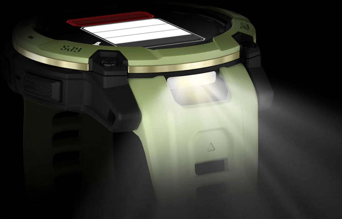 Montre connectée verte avec écran éclairé et lumière vive.