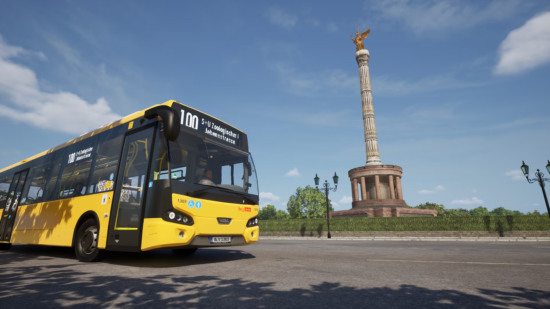 Un bus jaune de Berlin passe devant la Colonne de la Victoire.