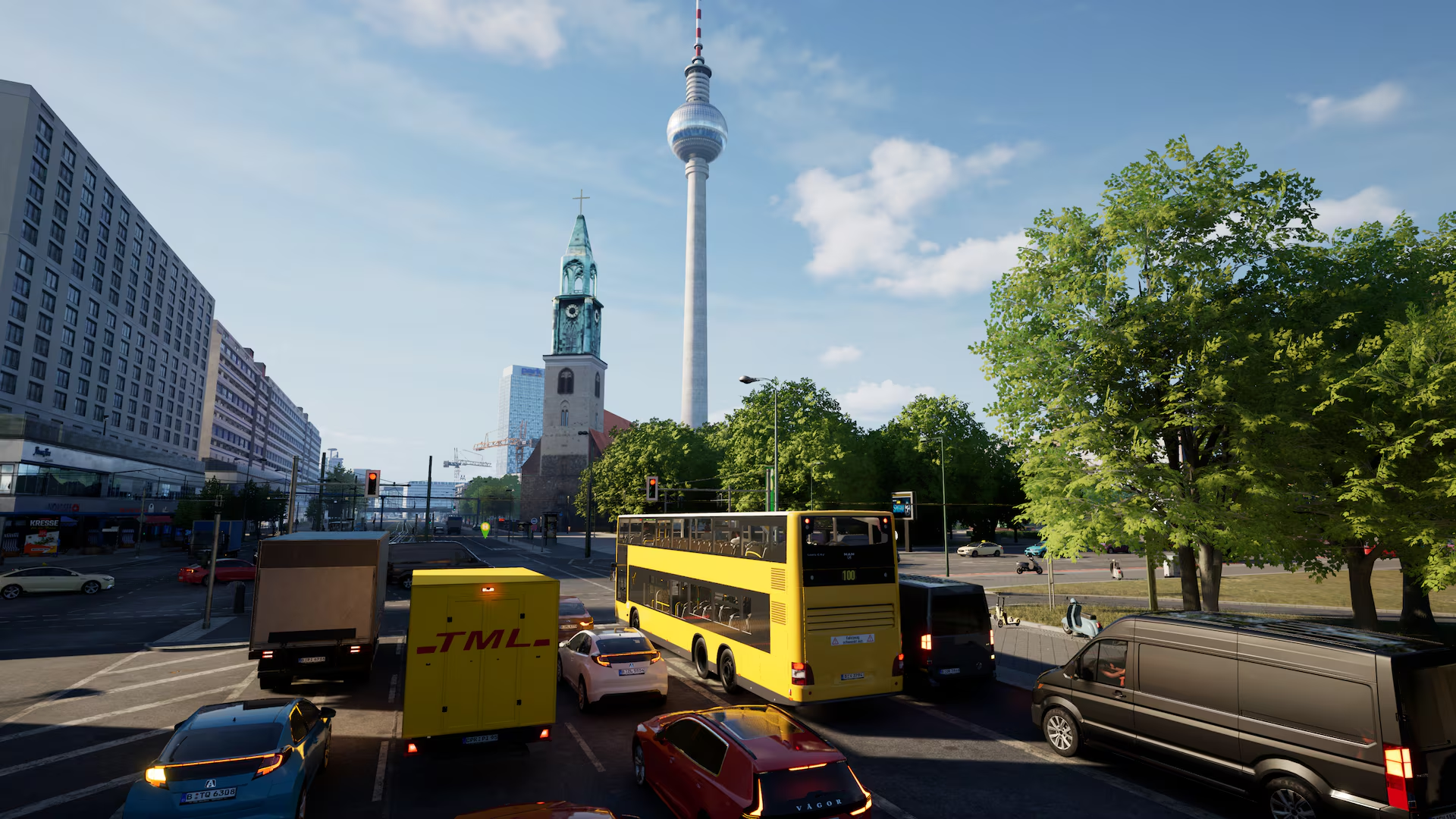 La tour de télévision et l'église de Berlin avec circulation, dont un bus à impériale jaune.