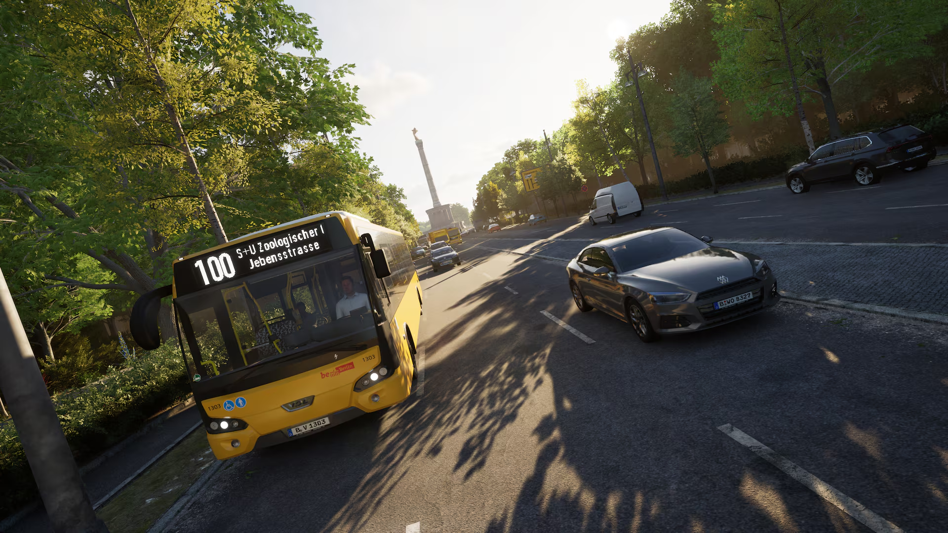 Bus jaune dans une rue avec des arbres et des voitures. Un monument est visible au loin.
