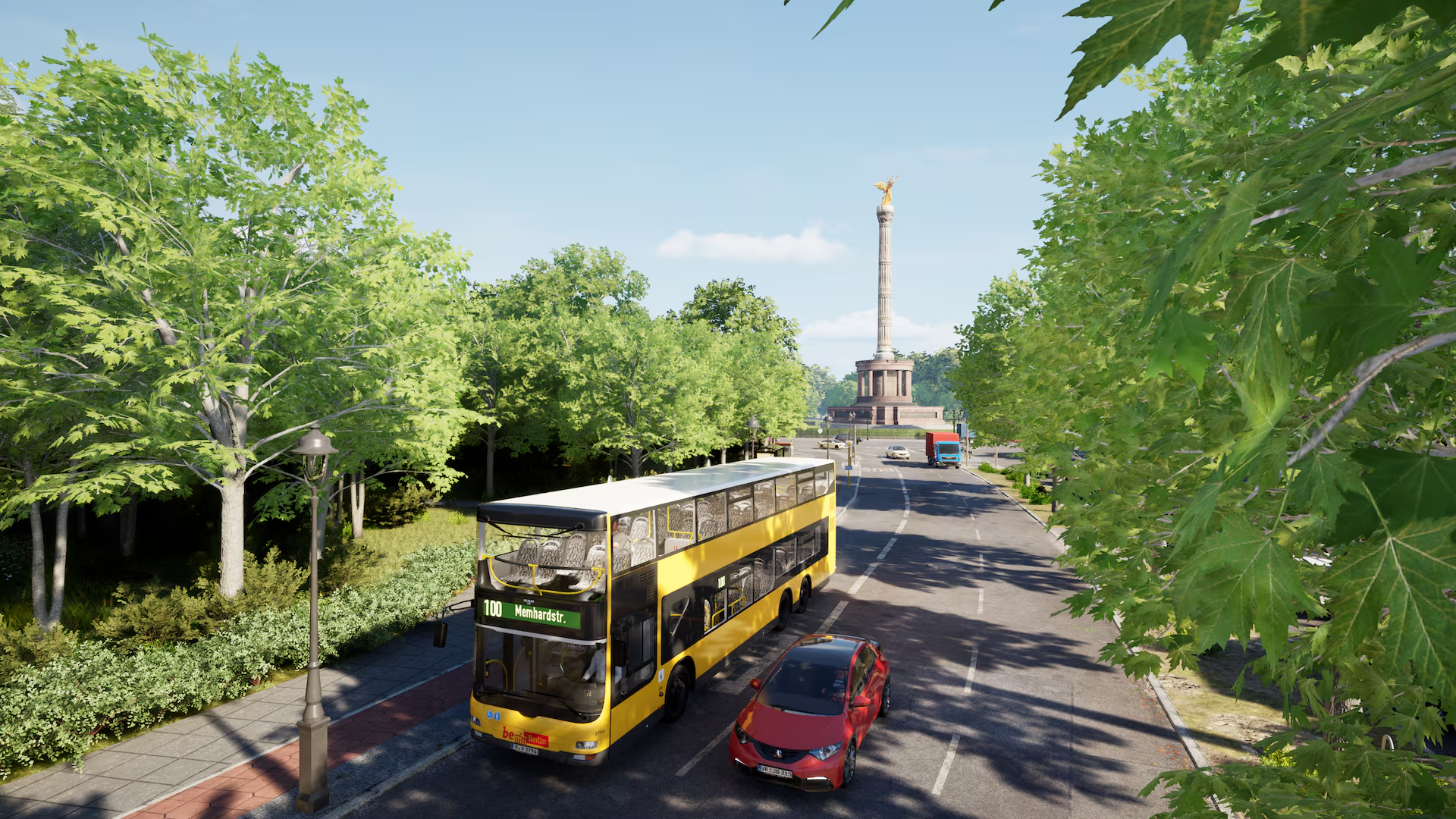 Un bus jaune à deux étages roule dans une rue bordée d'arbres. Une voiture rouge est derrière.
