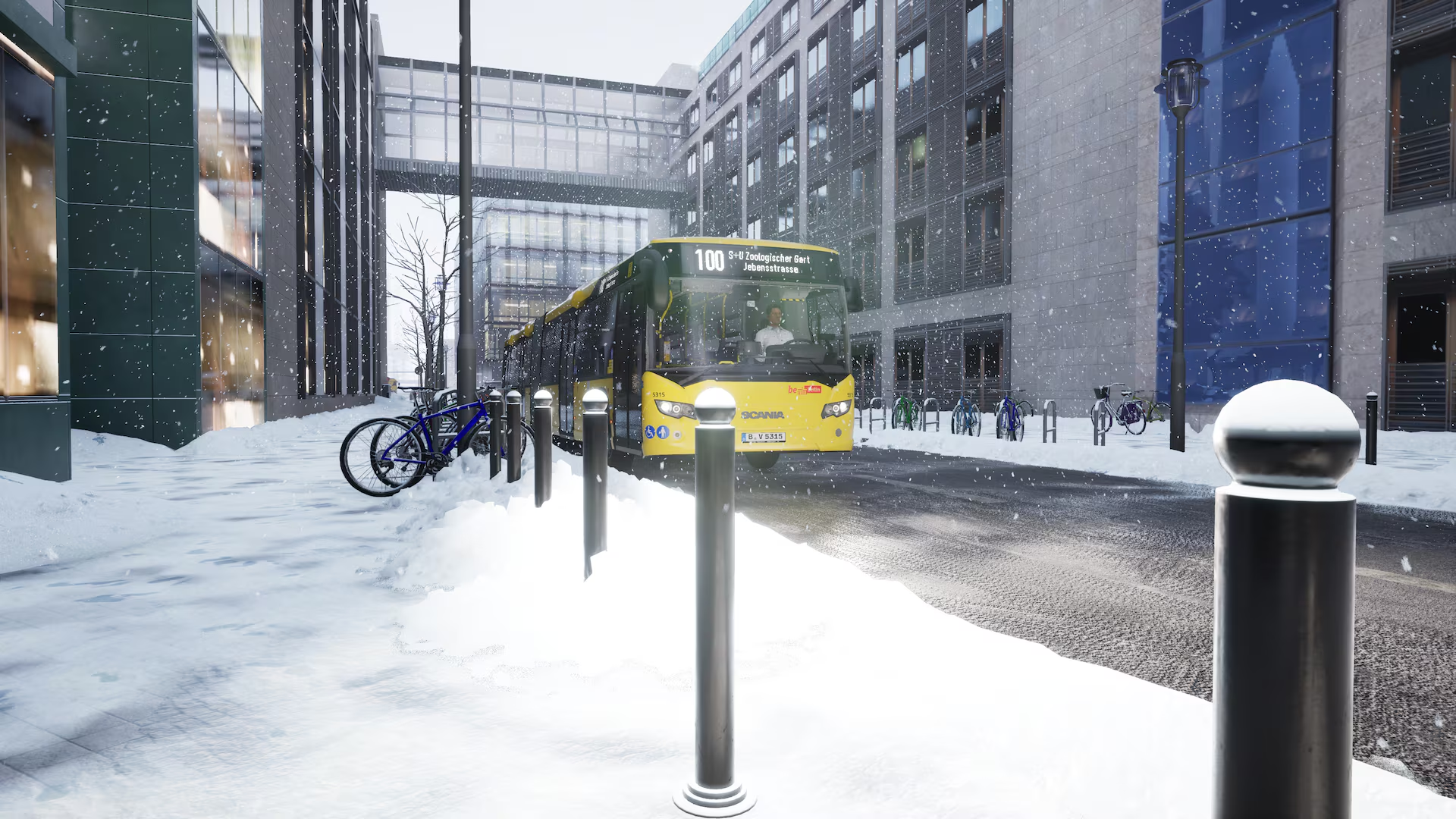 Un bus jaune roule dans une rue enneigée de la ville. Des vélos sont garés.