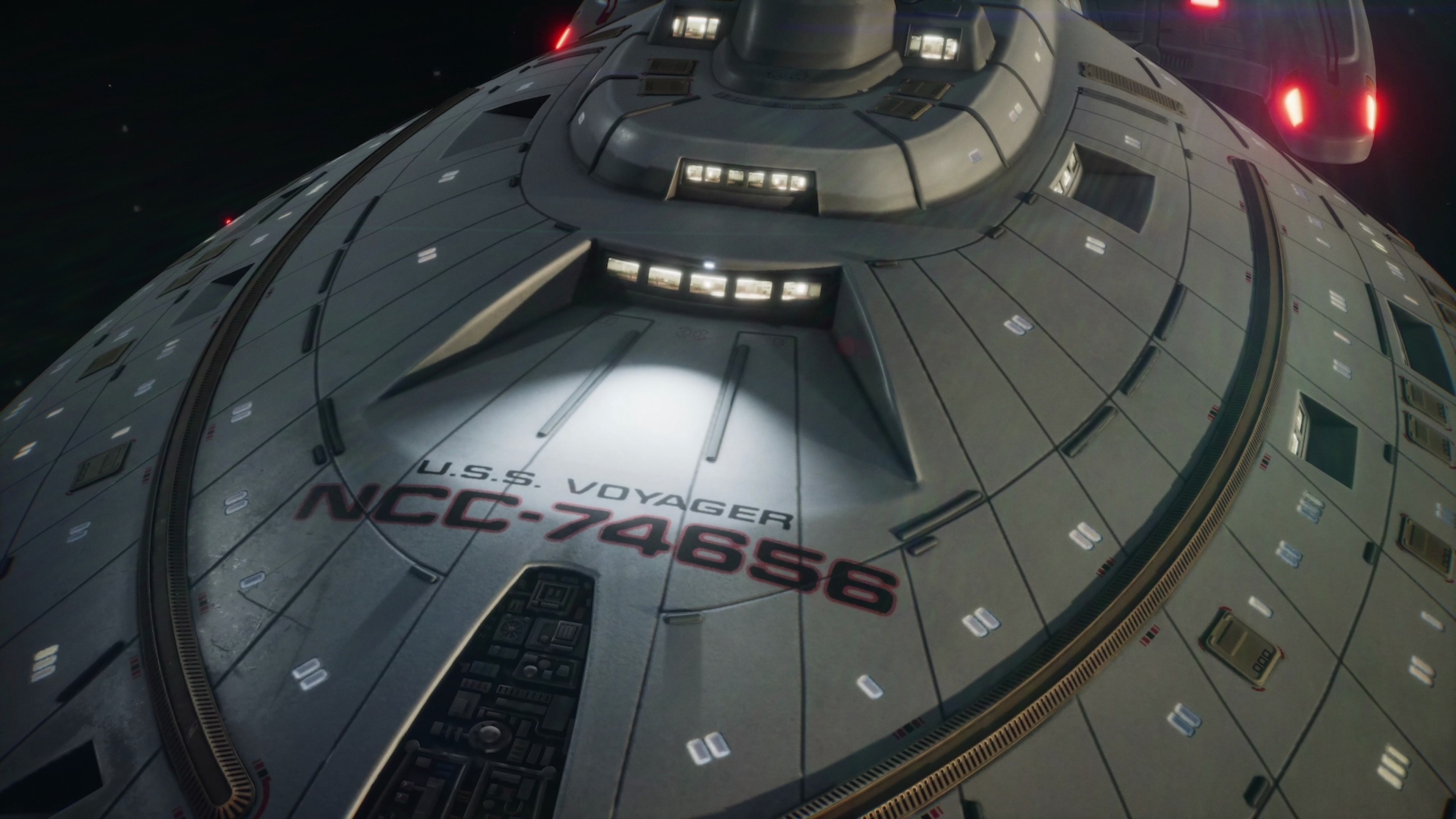 Das Raumschiff U.S.S. Voyager NCC-74656 fliegt im Weltraum mit roten Positionslichtern.