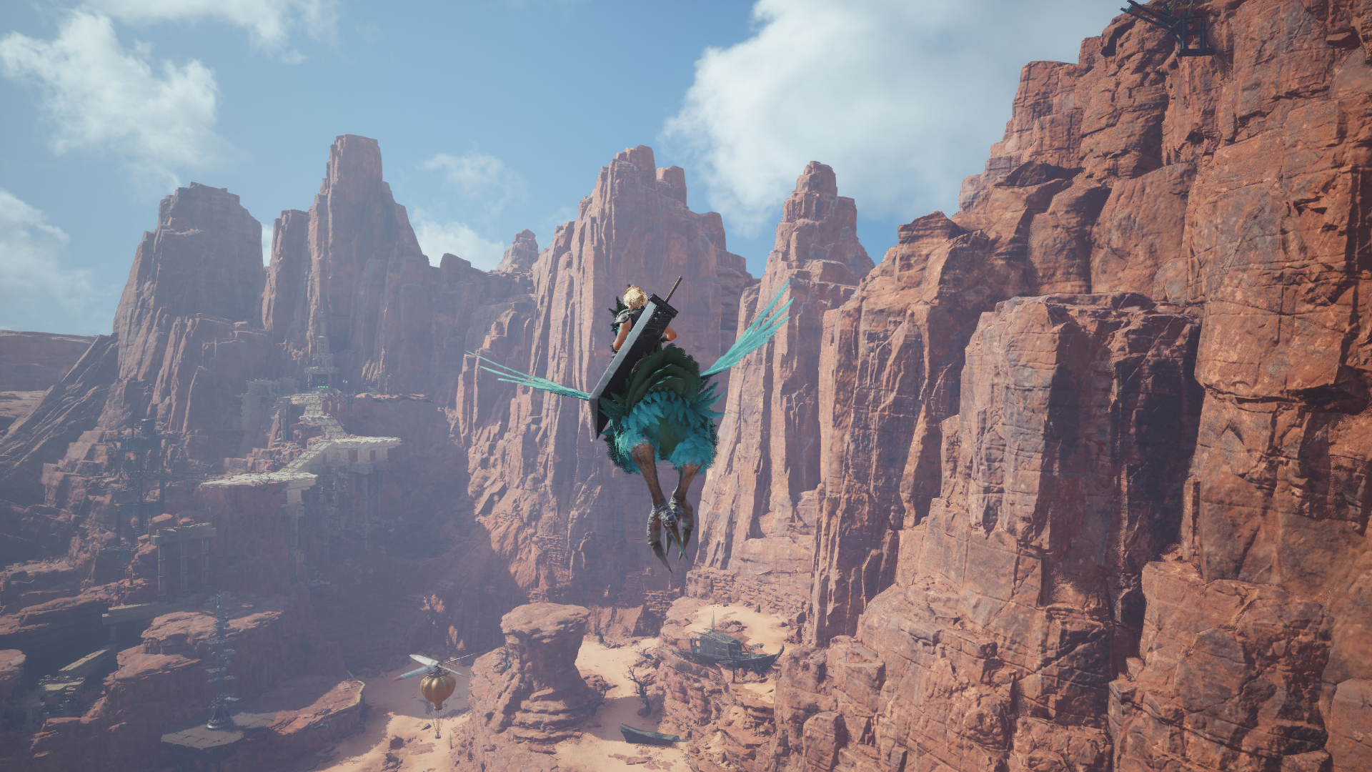 Eine Person reitet auf einem Vogel mit türkisfarbenen Federn durch eine Schlucht mit roten Felsen.
