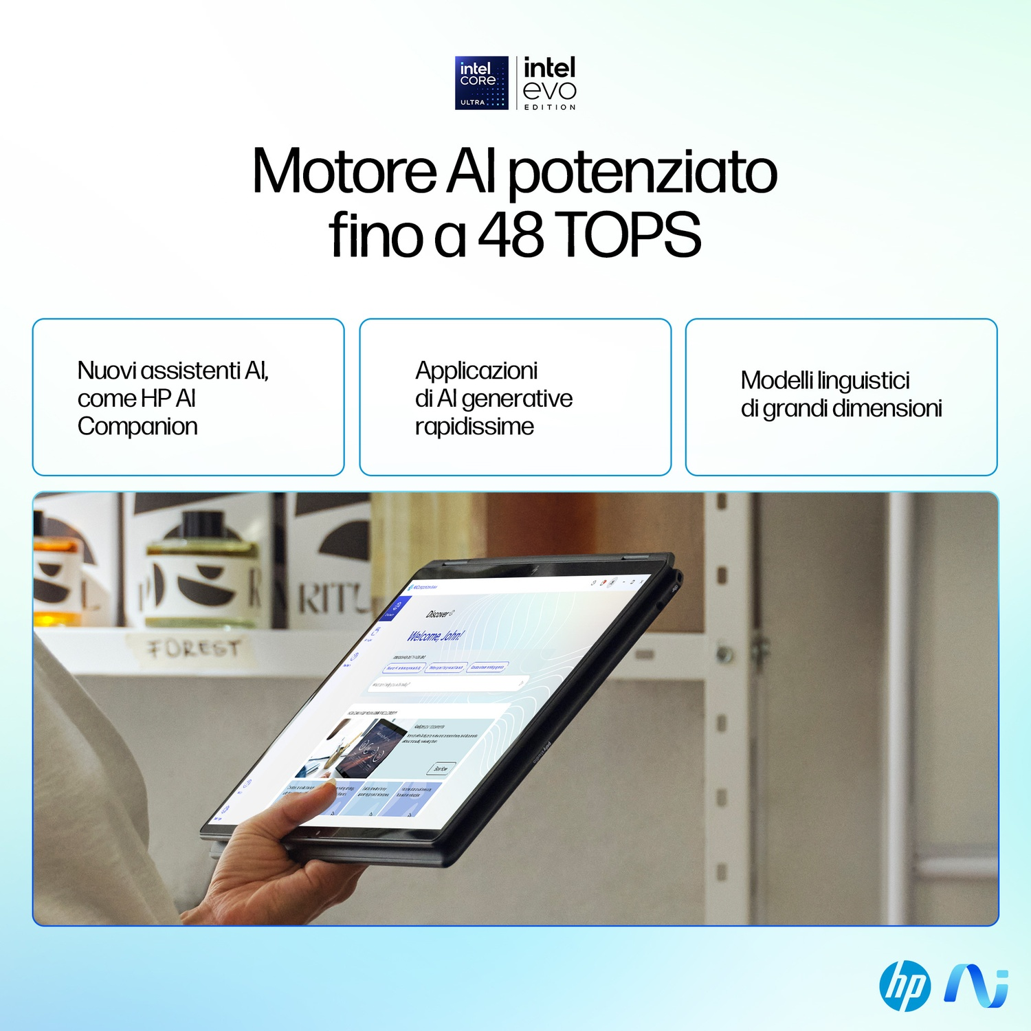 Un laptop Intel Evo mostra un'interfaccia AI. Box descrivono le capacità AI.