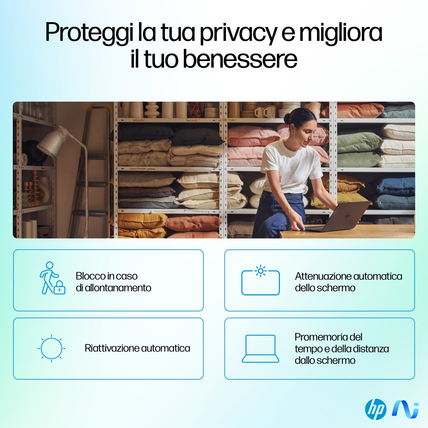 Donna al laptop, scaffali con cuscini. Funzioni: Blocco all'allontanamento, attenuazione.