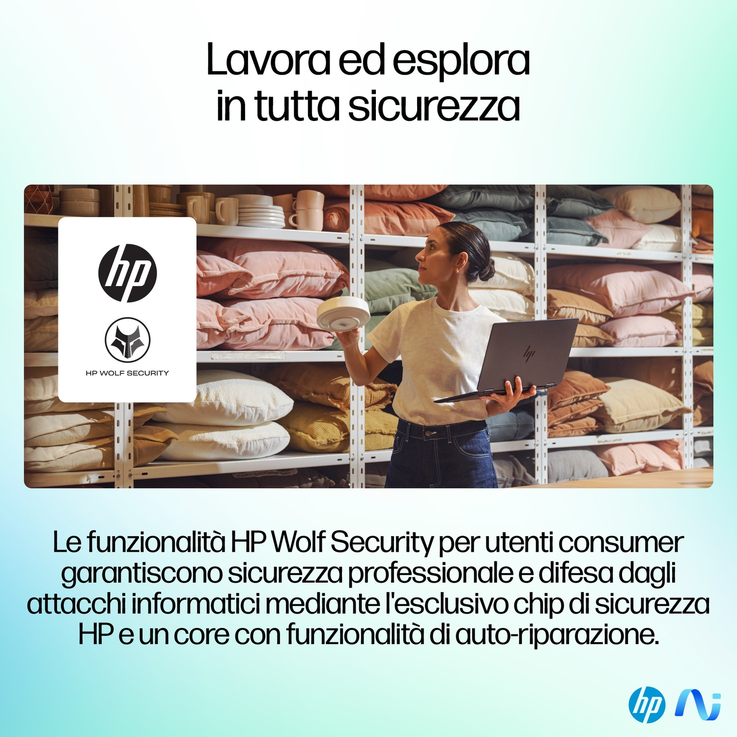 Una donna tiene un laptop e un dispositivo di sicurezza davanti a scaffali con cuscini.