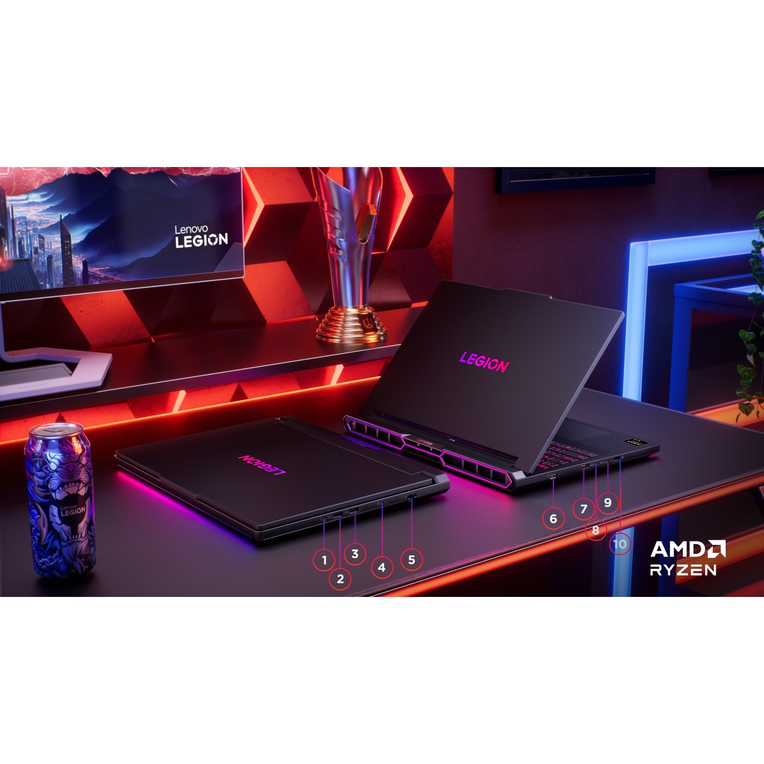 Due laptop Lenovo Legion, una lattina di bevande e un trofeo su una scrivania con illuminazione al neon.