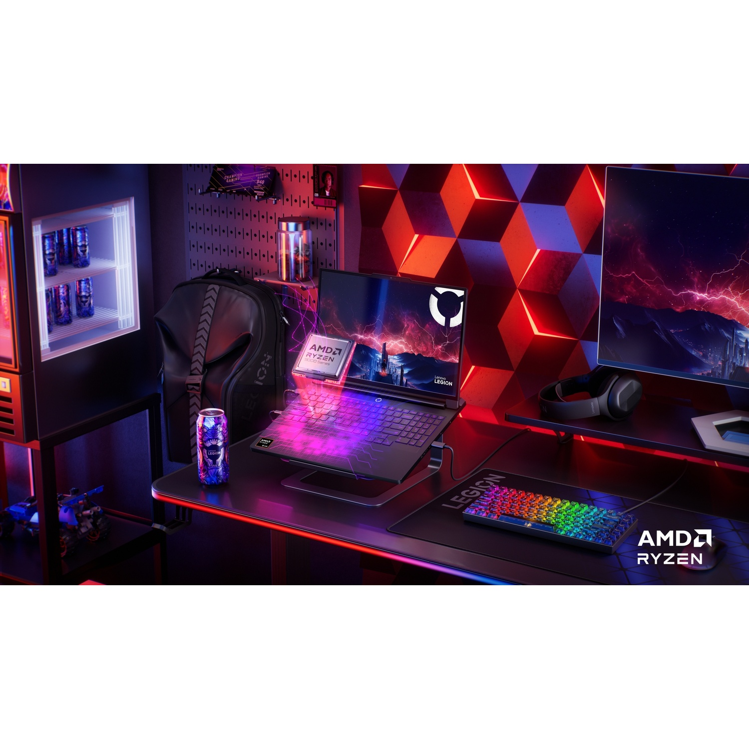 Una postazione da gioco con laptop, tastiera, cuffie e bevande.