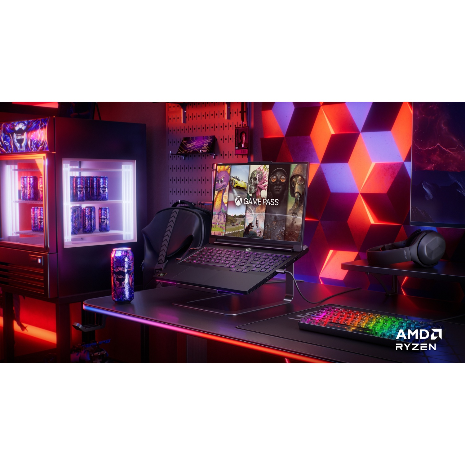Un setup da gaming con laptop, tastiera, cuffie e bevande.