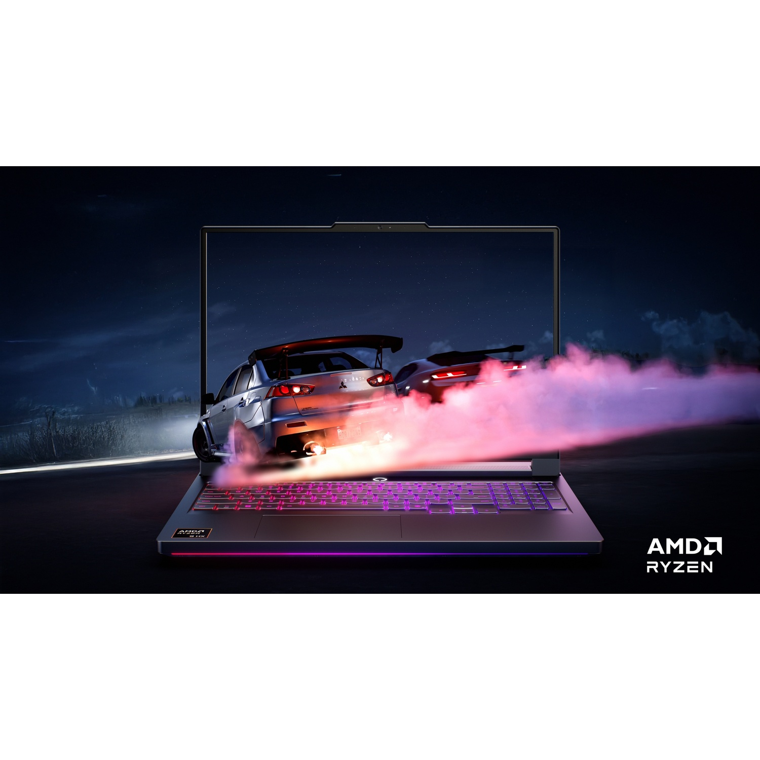 Un laptop mostra due auto da corsa che emettono fumo, con tastiera retroilluminata.