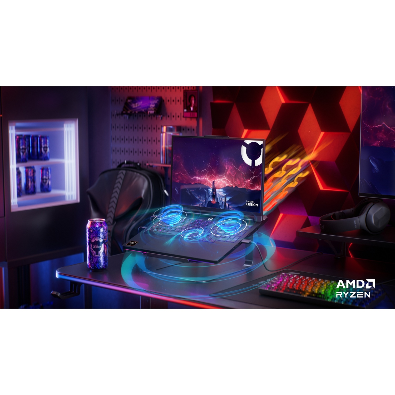 Un laptop da gaming con tastiera illuminata e una bevanda energetica su una scrivania.