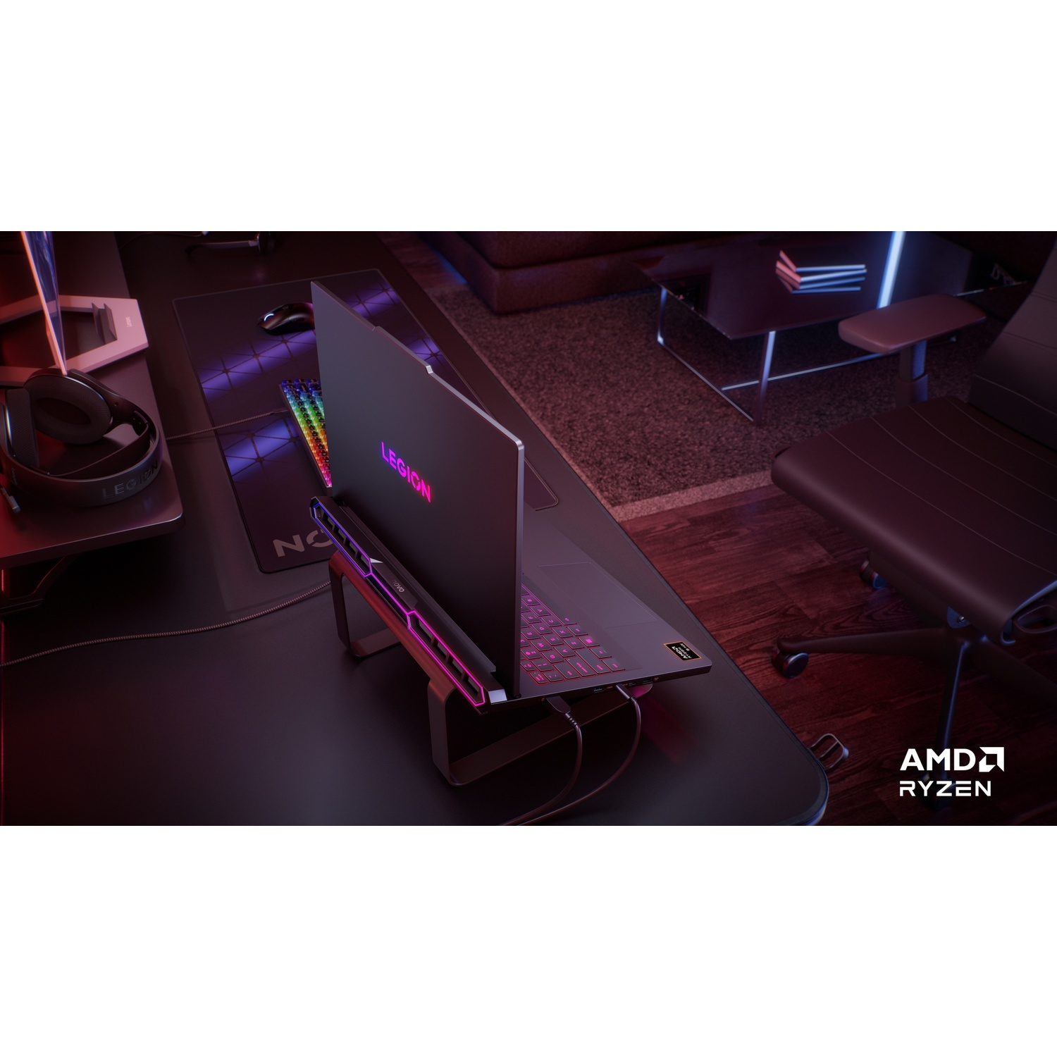 Un laptop Legion su una scrivania con tastiera e mouse RGB. Logo AMD Ryzen visibile.