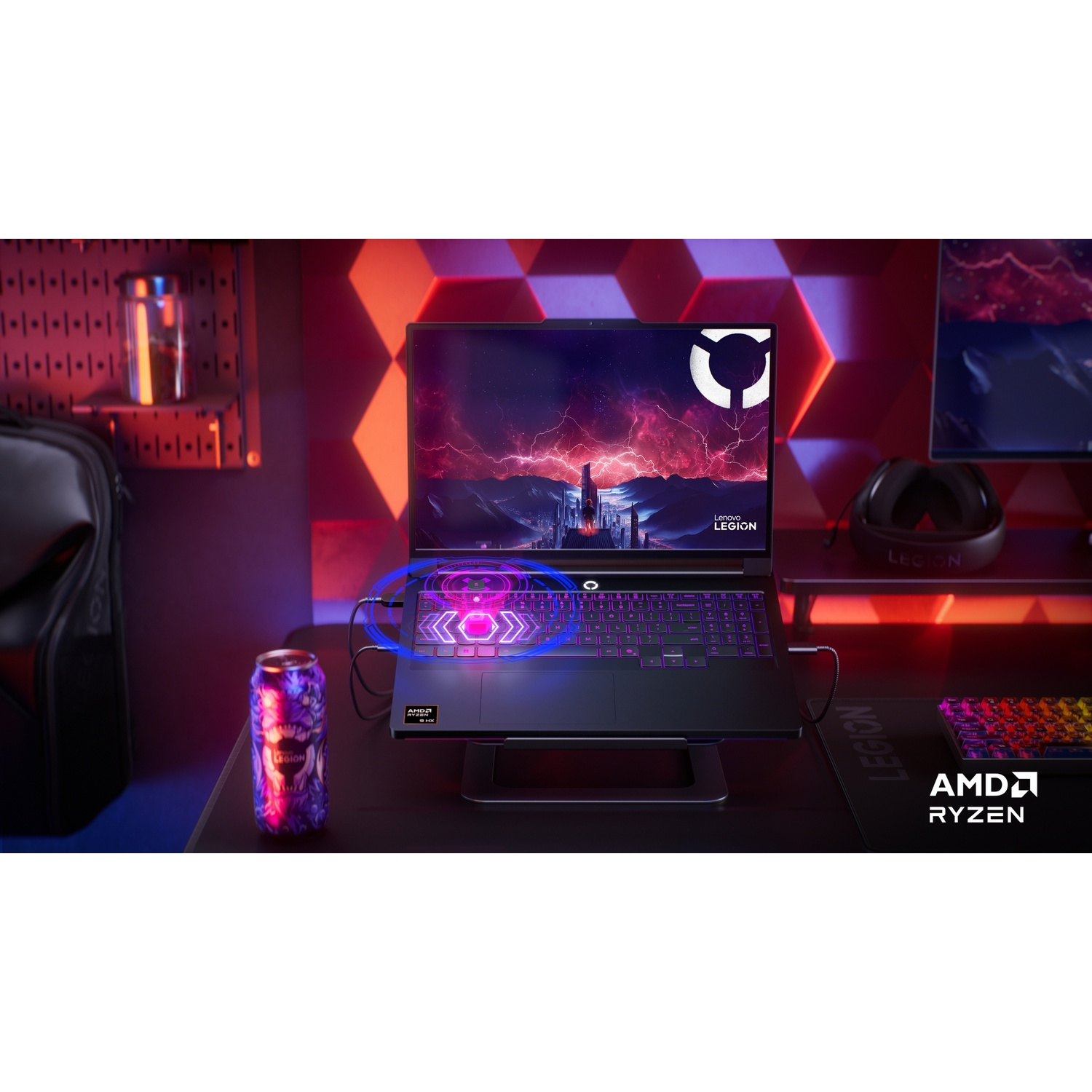 Un laptop da gaming con tastiera illuminata e una bevanda accanto.