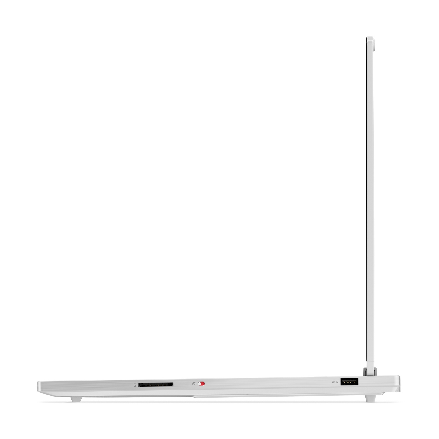 Un laptop sottile e argentato, di lato. Sono visibili uno slot per schede SD, una porta USB e un interruttore rosso.