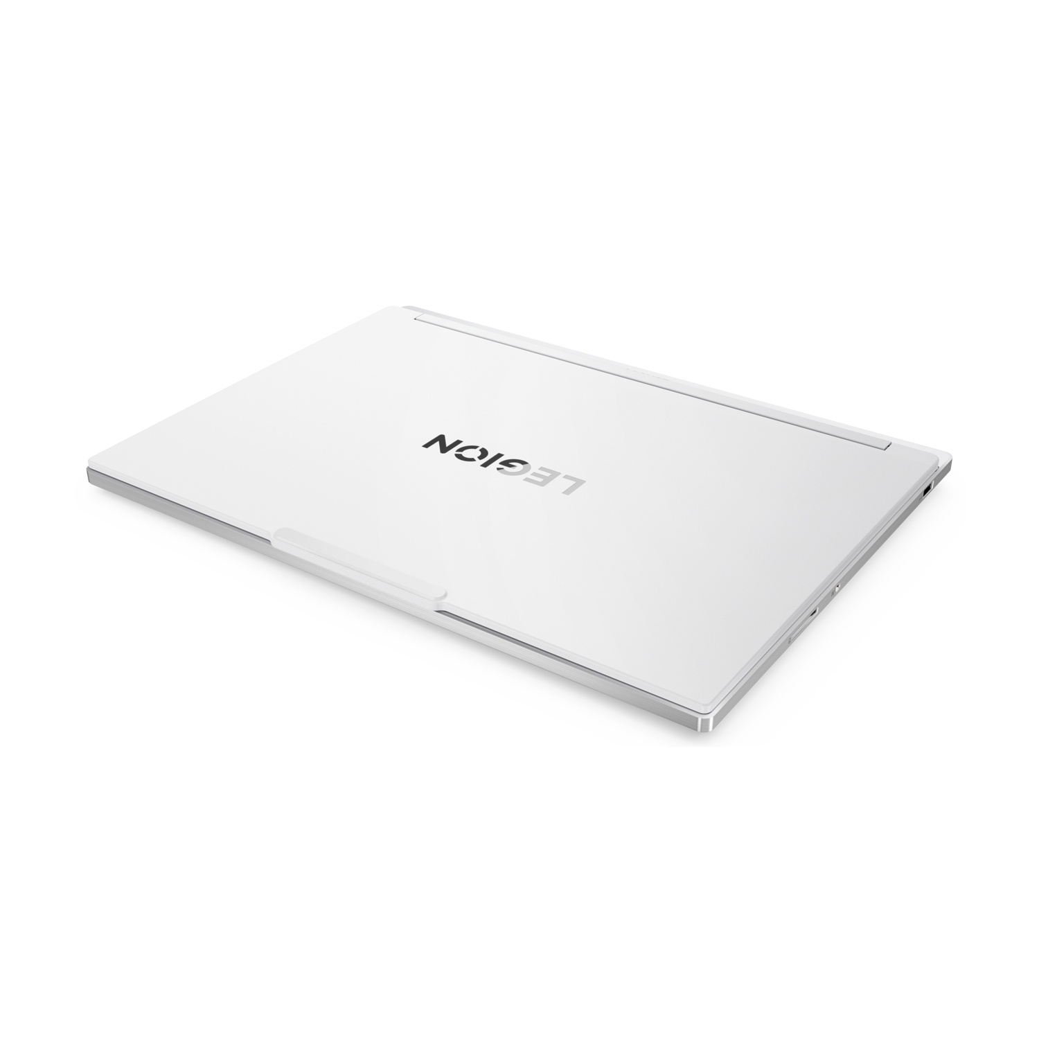 Un laptop bianco chiuso con bordo argentato e il logo 