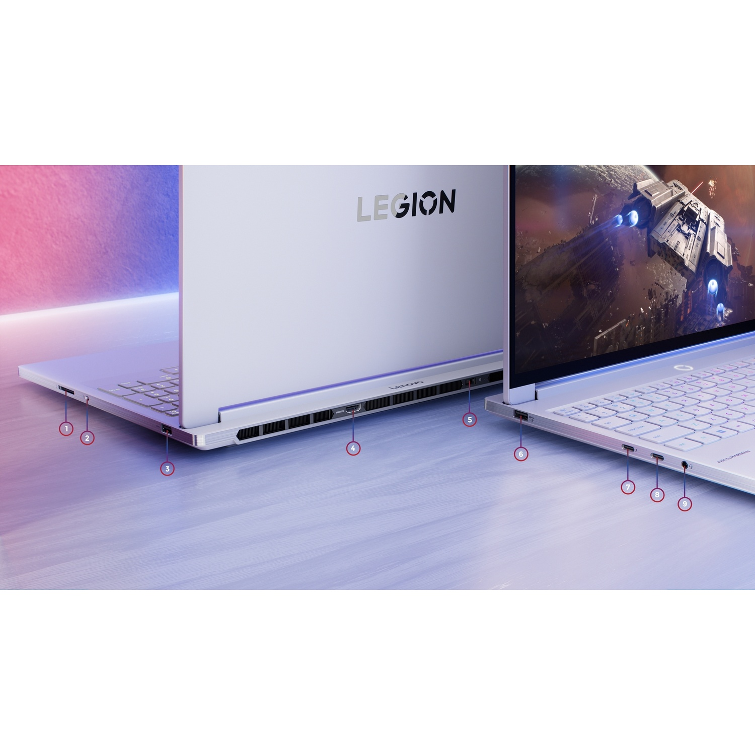 Un laptop bianco con logo LEGION e una scena spaziale sullo schermo.