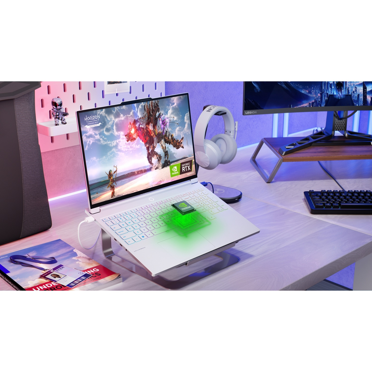 Un laptop luminoso mostra un gioco, cuffie bianche e un monitor.