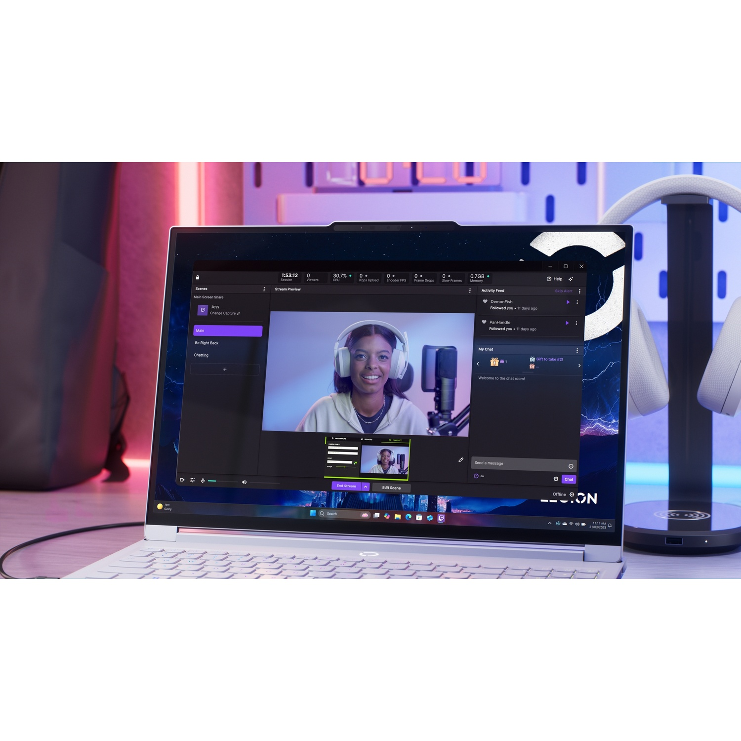 Un laptop mostra software di streaming con una donna con microfono e cuffie.