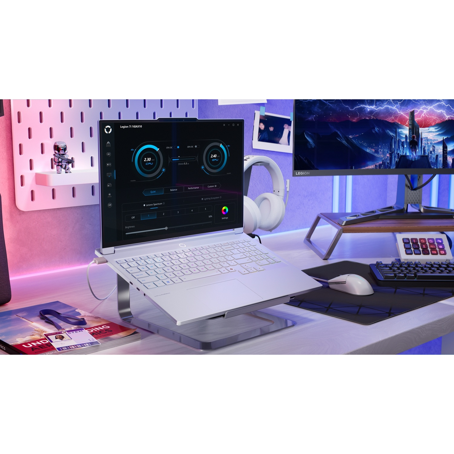 Un laptop da gaming luminoso con controlli software, cuffie, mouse e tastiera.
