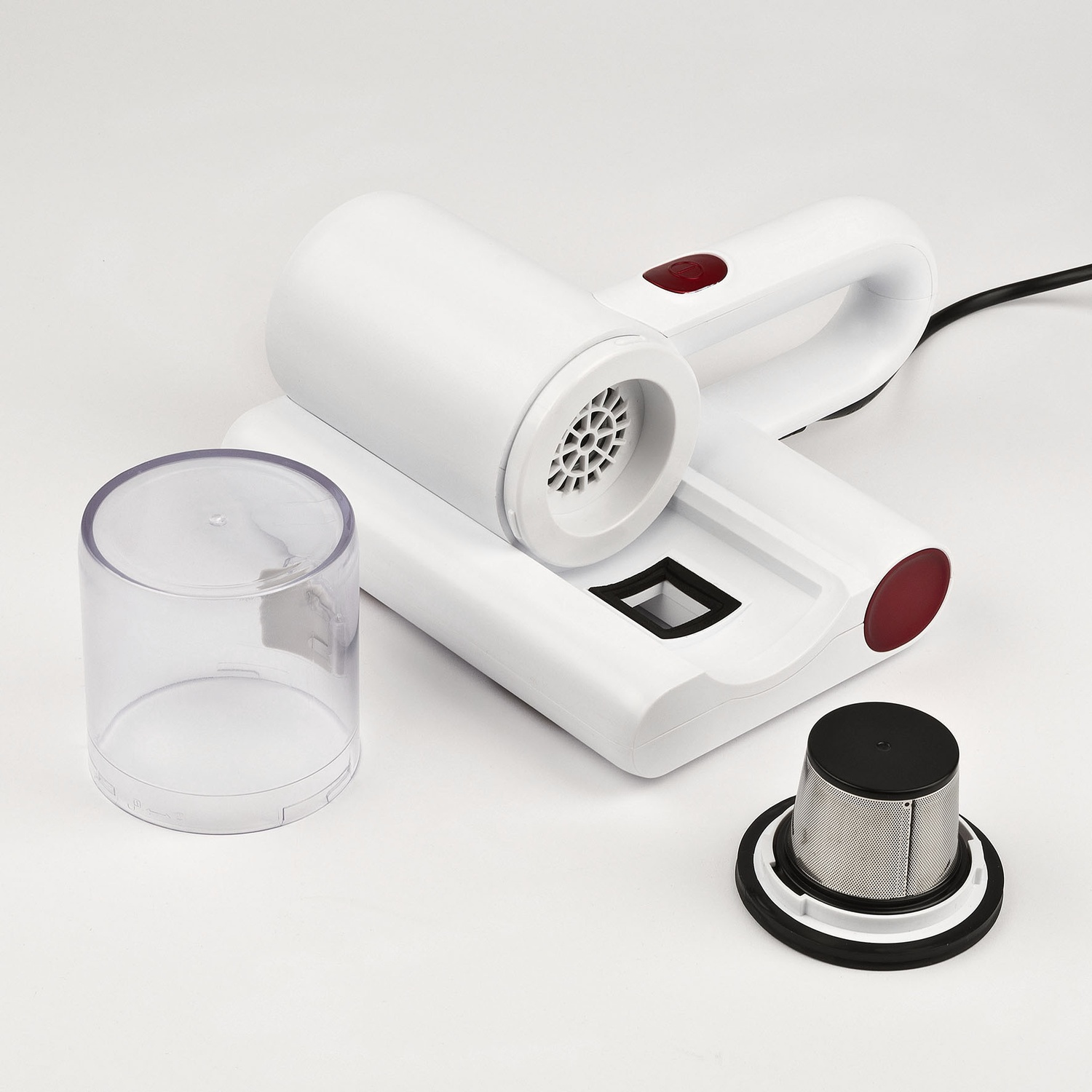 Un aspirapolvere portatile bianco con contenitore e filtro rimovibili su sfondo bianco.