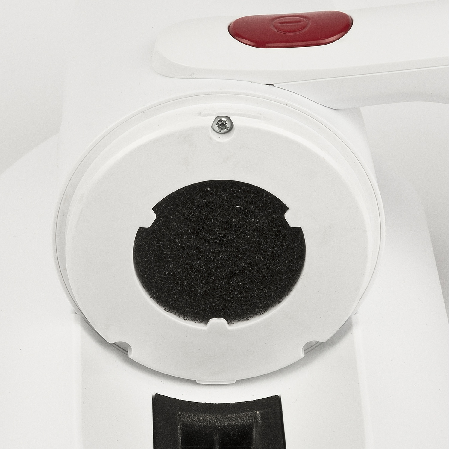 Primo piano di un dispositivo bianco con pulsante rosso e filtro nero.