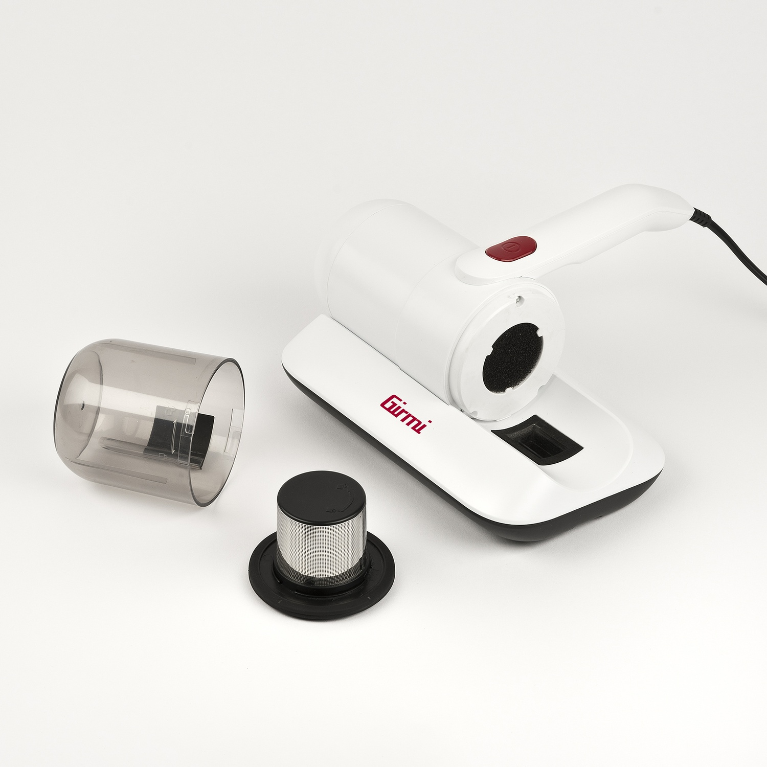 Un aspirapolvere portatile bianco con pulsante rosso e accessori su sfondo bianco.