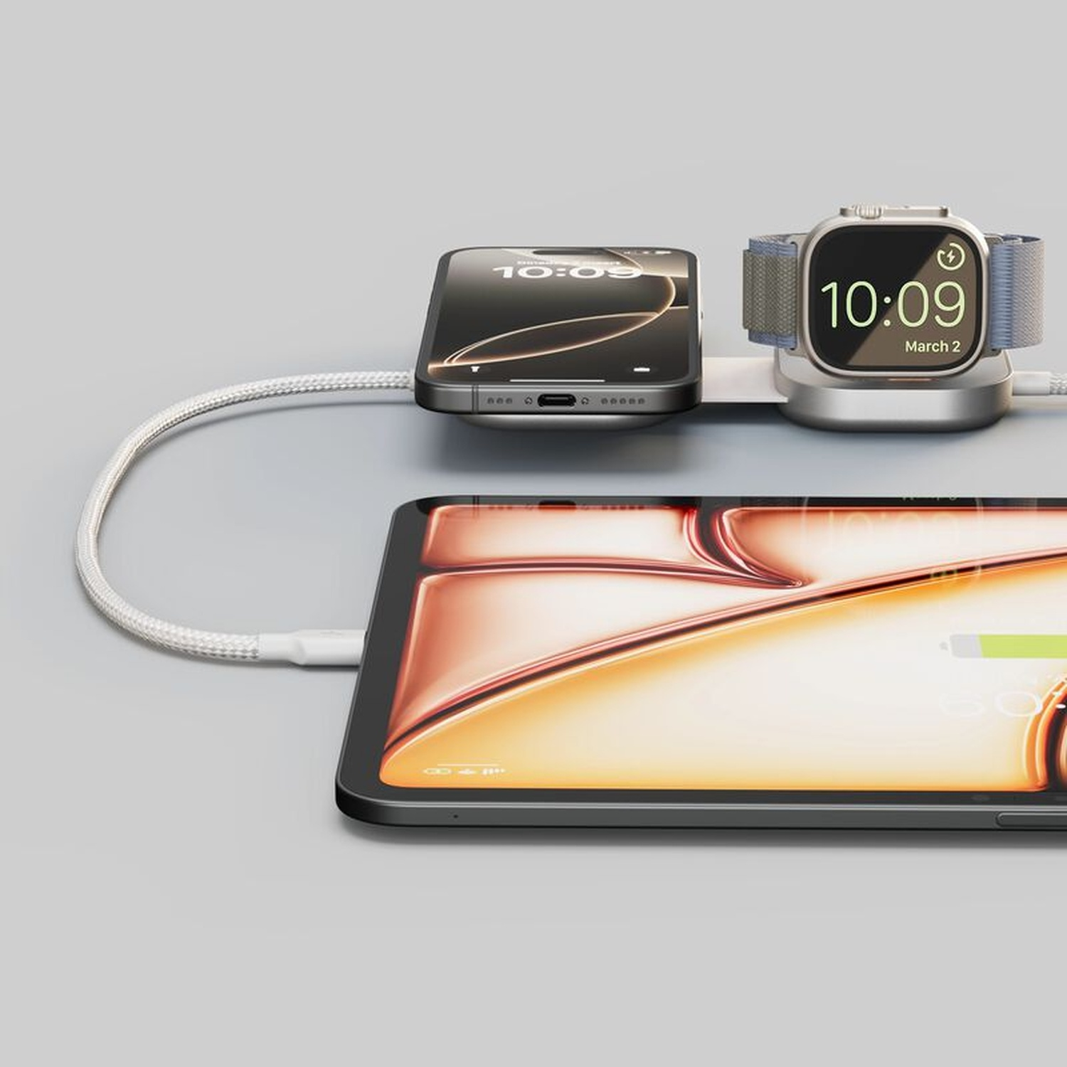 Uno smartphone e uno smartwatch in carica su una stazione di ricarica.