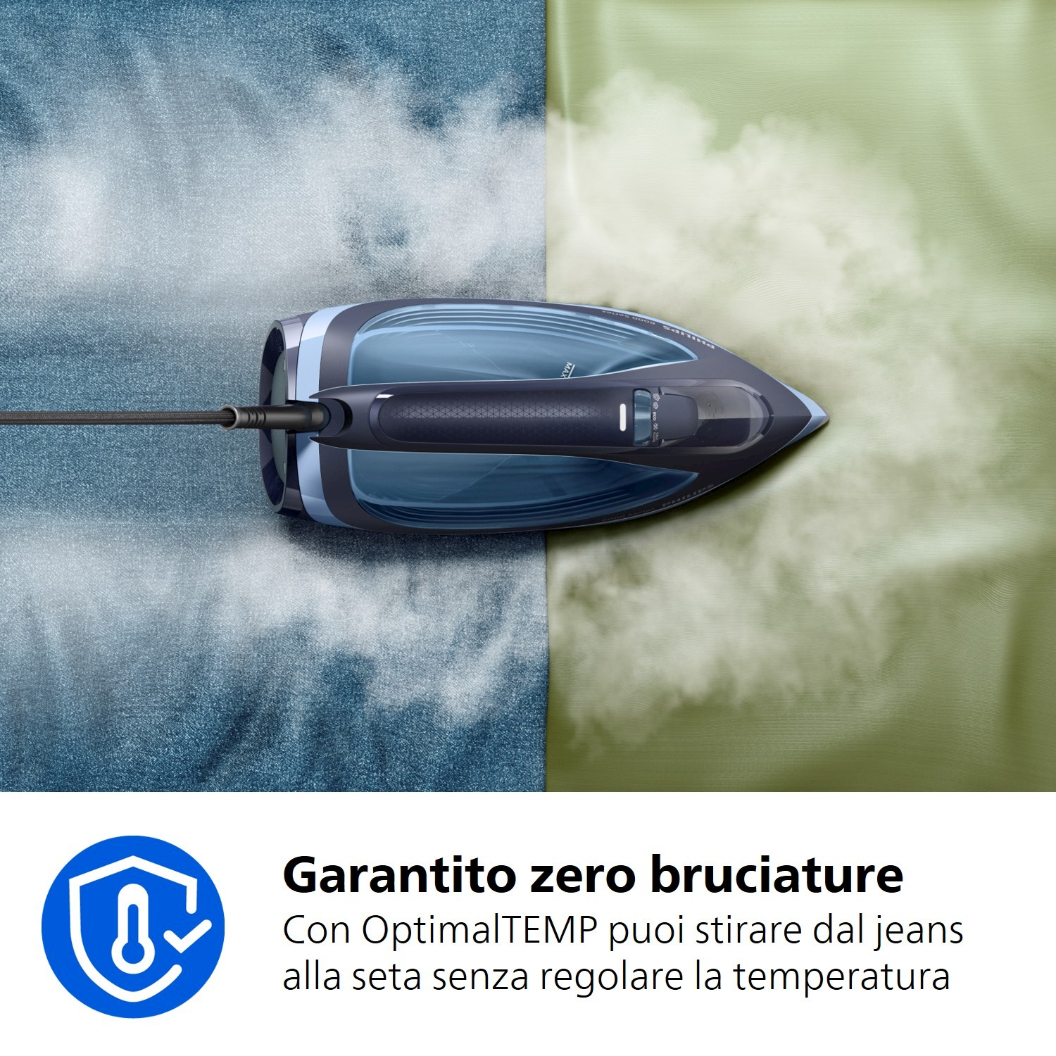 Un ferro da stiro a vapore su denim e tessuto verde, con vapore che sale.