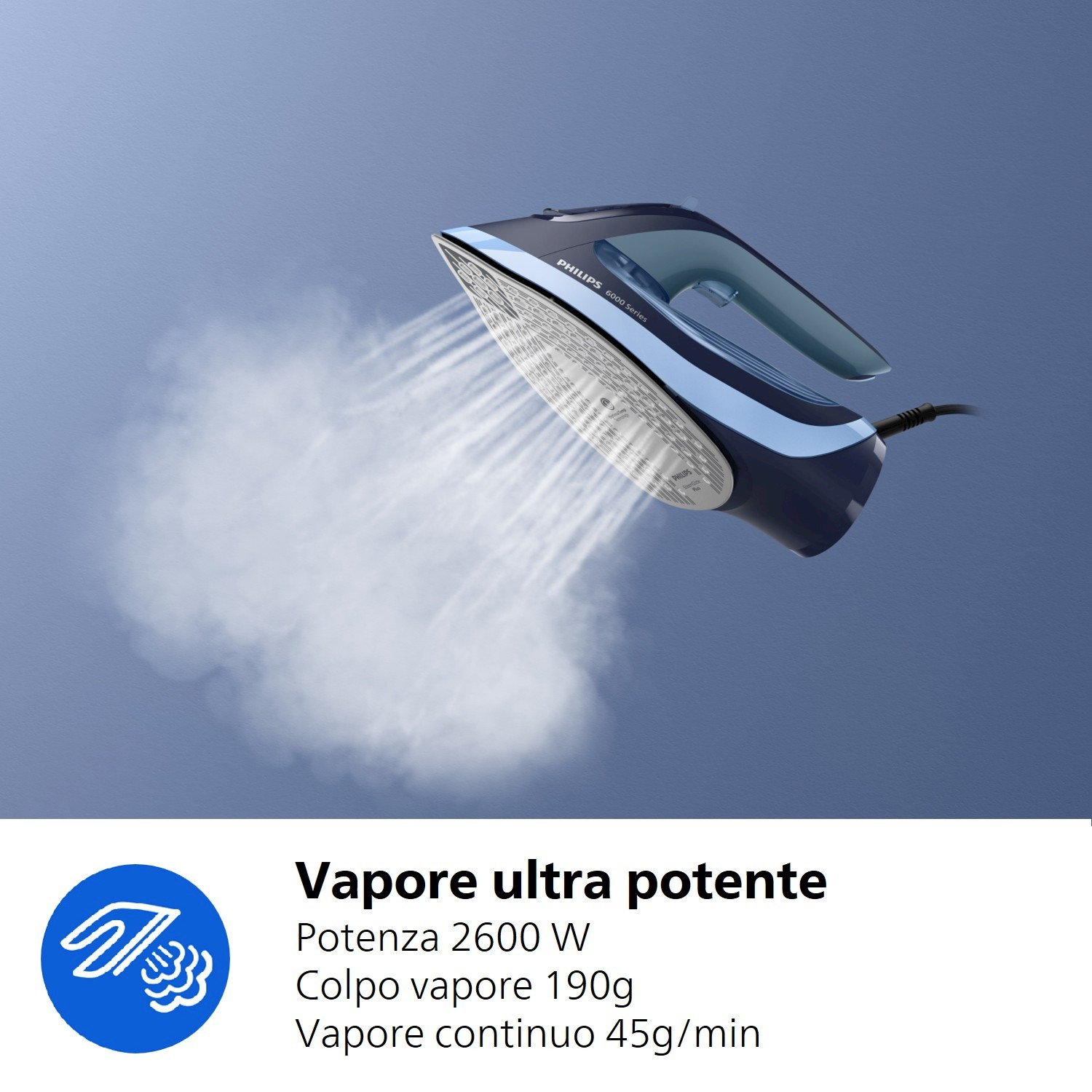 Una piastra per ferro da stiro blu spruzza molto vapore su sfondo blu.
