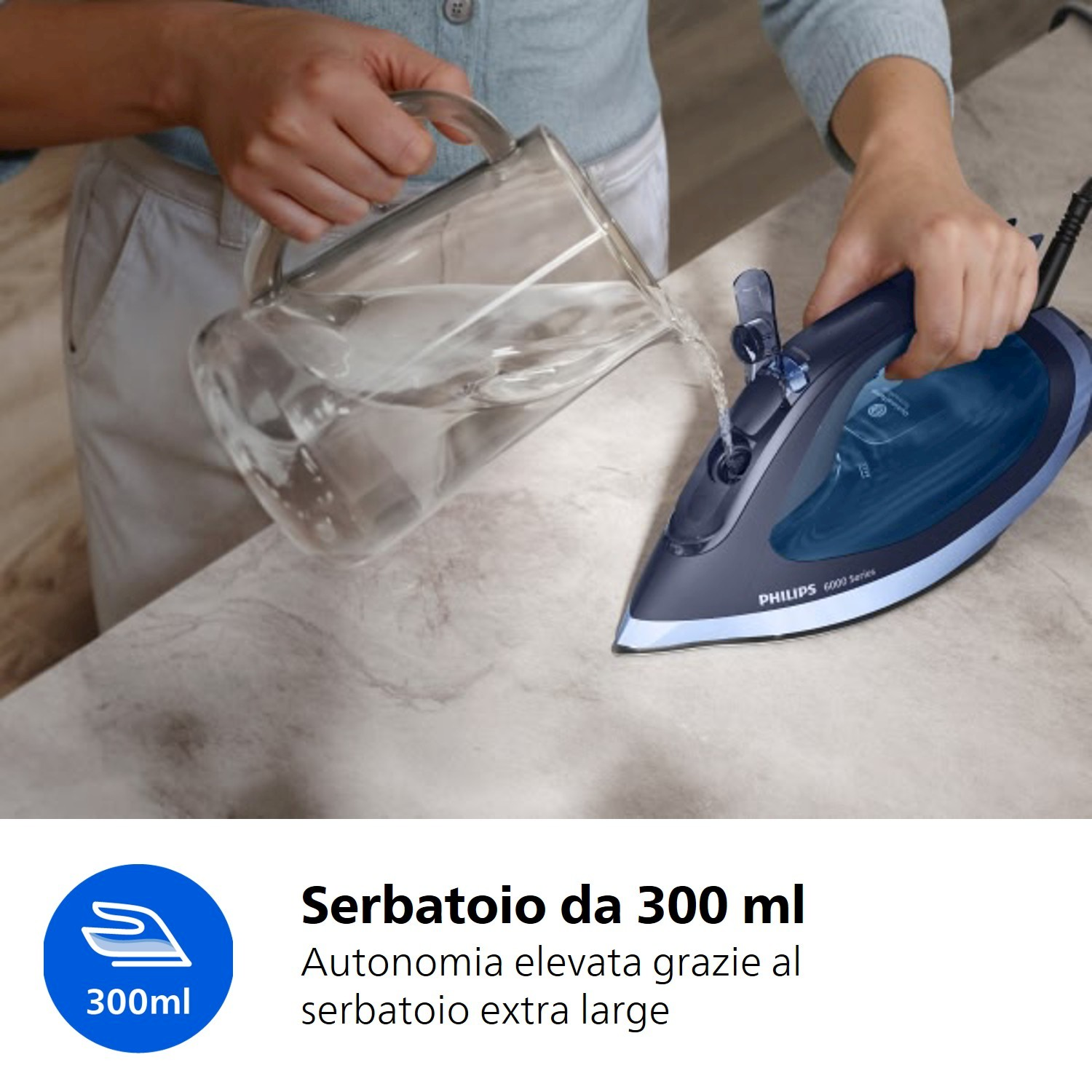 Acqua versata da una caraffa in un ferro da stiro.